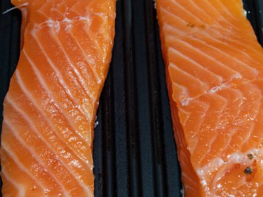 Izgara somon fileto. Izgara somon bifteği.