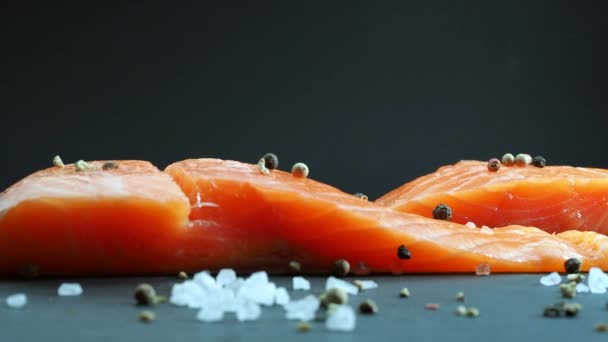 Filete de salmón con especias. Filete de salmón giratorio. — Vídeo de stock