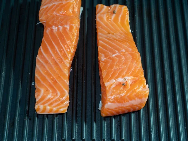 鮭の切り身を焼き。鮭のステーキのグリル. — ストック写真