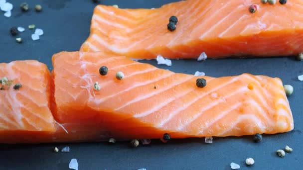 Filete de salmón con especias. Filete de salmón giratorio. — Vídeo de stock