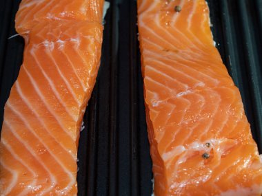 Izgara somon fileto. Izgara somon bifteği.