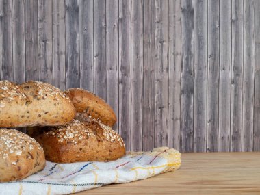 Susamlı çörek ve beyaz arka planda izole edilmiş yulaf ezmesi.. 