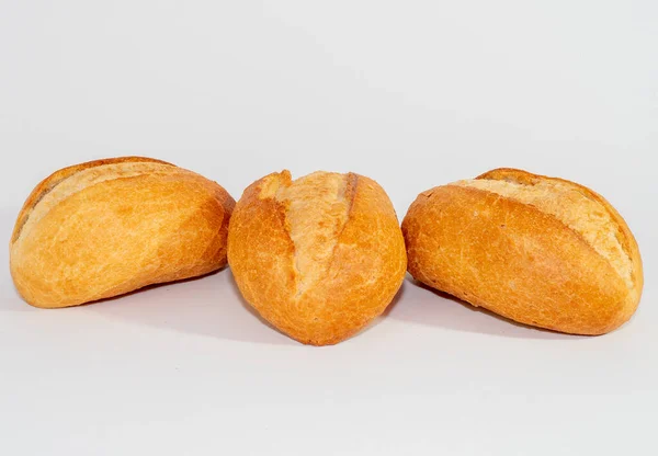 Pão assado embebido em sementes de gergelim e aveia isolado em fundo de madeira. — Fotografia de Stock