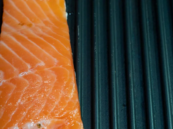 鮭の切り身を焼き。鮭のステーキのグリル. — ストック写真