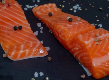 Çiğ somon filetosunu baharatla kapat. Yüksek kalite fotoğraf