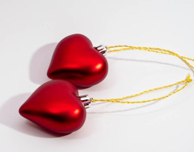 Noel süslemeleri beyaza izole edilmiş. Beyaz arka planda kırmızı kalp.