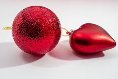 Noel süslemeleri beyaza izole edilmiş. Beyaz arka planda kırmızı kalp.