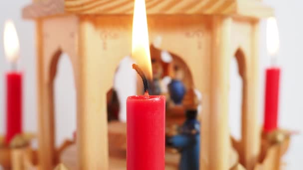 Queimar velas na pirâmide de Natal. — Vídeo de Stock