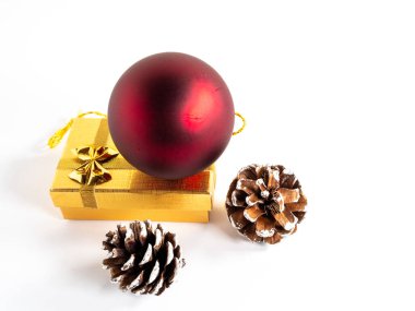 Noel hediyesi beyaz zemin üzerine.