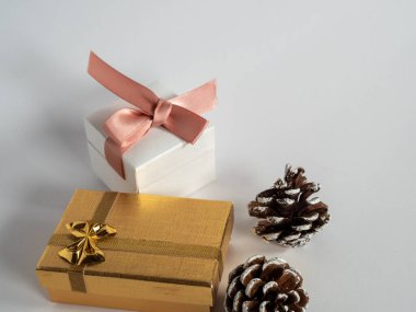 Noel hediyesi beyaz zemin üzerine.