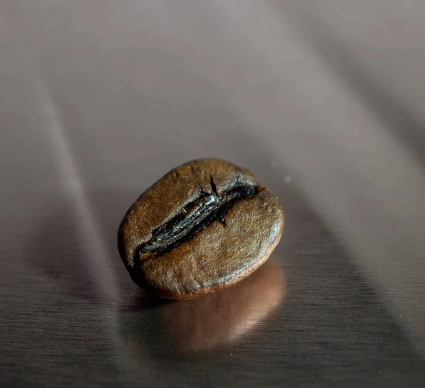 Biji kopi pada permukaan reflektif. Makro. — Stok Foto