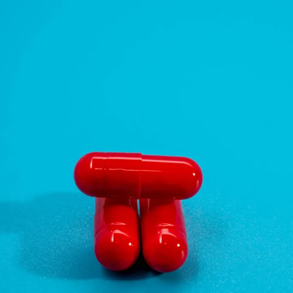 Rode medische capsules op een blauwe achtergrond. — Stockfoto