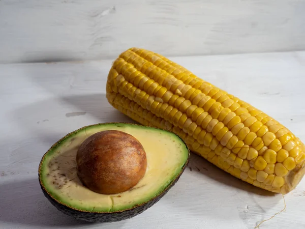 Avocado fresco biologico su sfondo bianco in legno . — Foto Stock