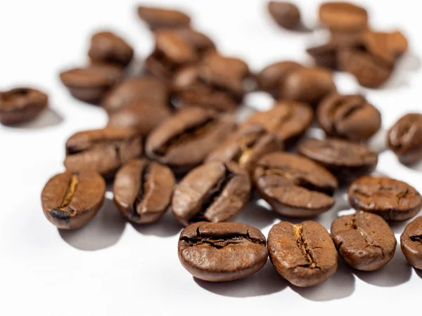 Coklat kopi panggang kacang pada latar belakang putih . — Stok Foto