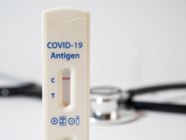 COVID-19 hızlı test cihazı kullanılarak negatif test sonucu alındı. Yüksek kalite fotoğraf
