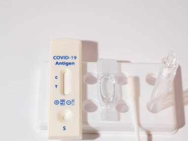COVID-19 hızlı test cihazı kullanılarak negatif test sonucu.