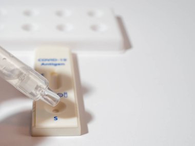 COVID-19 hızlı test cihazı kullanılarak negatif test sonucu.
