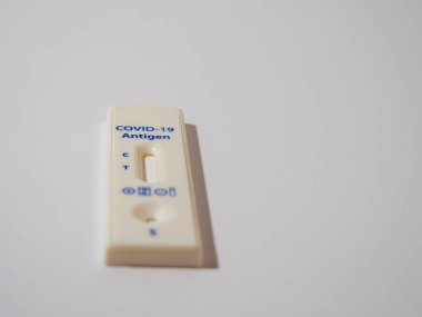 COVID-19 hızlı test cihazı kullanılarak negatif test sonucu.