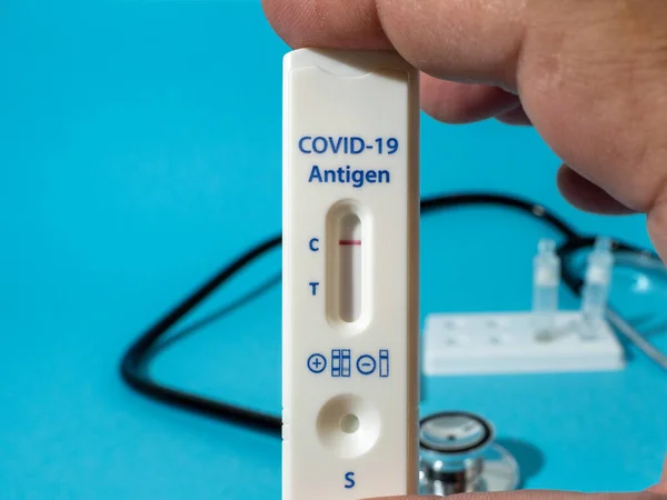 COVID-19 hızlı test cihazı kullanılarak negatif test sonucu.