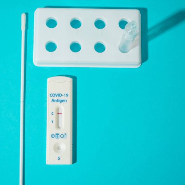 COVID-19 hızlı test cihazı kullanılarak negatif test sonucu.