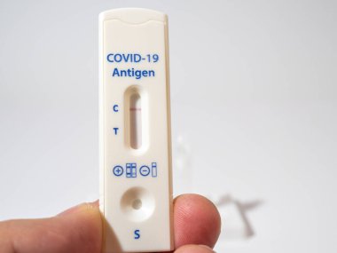 COVID-19 hızlı test cihazı kullanılarak negatif test sonucu.
