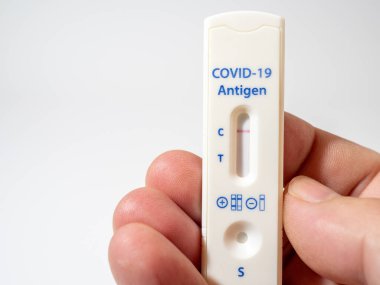 COVID-19 hızlı test cihazı kullanılarak negatif test sonucu.