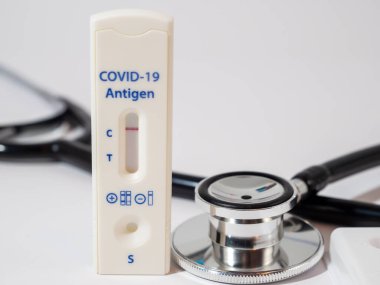 COVID-19 hızlı test cihazı kullanılarak negatif test sonucu.