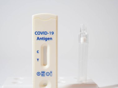 COVID-19 hızlı test cihazı kullanılarak negatif test sonucu.