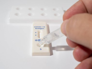 COVID-19 hızlı test cihazı kullanılarak negatif test sonucu.