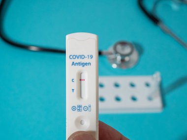 COVID-19 hızlı test cihazı kullanılarak negatif test sonucu.