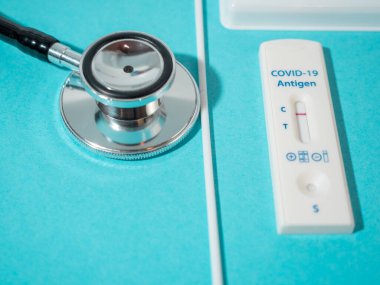COVID-19 hızlı test cihazı kullanılarak negatif test sonucu.