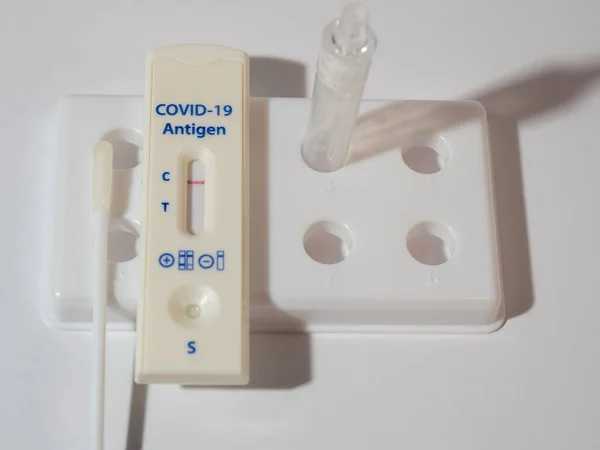 COVID-19 고속 테스트 장치를 사용하여 부정적 인 테스트 결과. — 스톡 사진