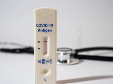 COVID-19 hızlı test cihazı kullanılarak negatif test sonucu.