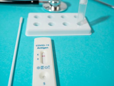 COVID-19 hızlı test cihazı kullanılarak negatif test sonucu.