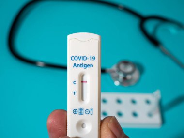 COVID-19 hızlı test cihazı kullanılarak negatif test sonucu.