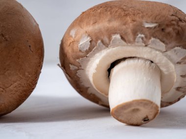 Beyaz ahşap arka planda Şampiyon mantarları.