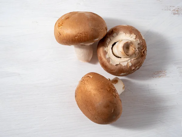 Champignon mushrooms on a white wooden background. — Stock Photo, Image