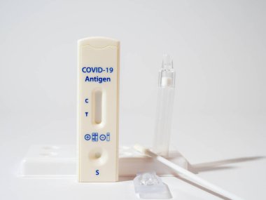 COVID-19 hızlı test cihazı kullanılarak negatif test sonucu.