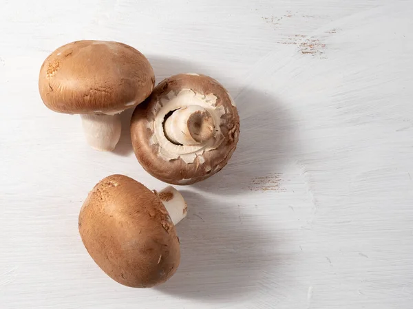 Champignon mushrooms on a white wooden background. — Stock Photo, Image