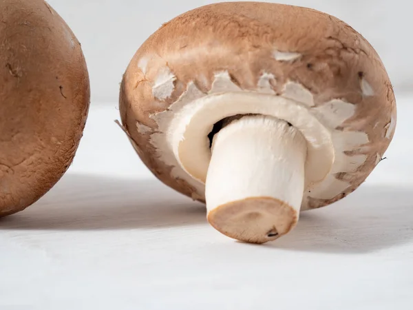 Champignon mushrooms on a white wooden background. — Stock Photo, Image