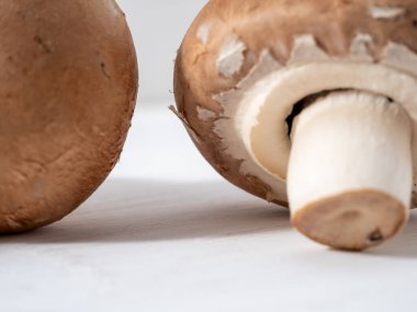 Beyaz ahşap arka planda Şampiyon mantarları.