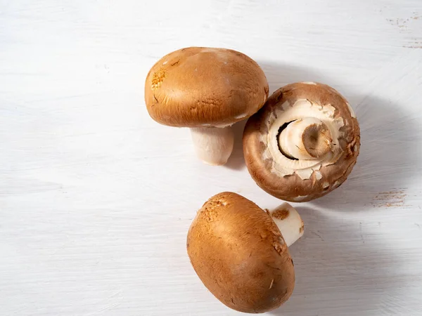 Champignon mushrooms on a white wooden background. — Stock Photo, Image