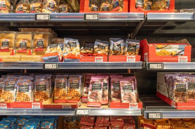 Almanya 2 Ekim 2025. Kurabiyeler ve gofretler renkli paketlerle mağaza raflarında. Alışveriş yapanlar için Hofgut markalı çeşitli tatlı atıştırmalıklar..