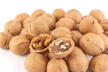 Açık ve bütün cevizleri beyaz arka planda izole edilmiş. Ayrıntılı çekirdek yapısı açıkça görülüyor.