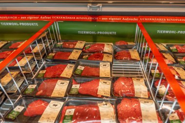 Almanya Sylt 27.10.2025. Dükkanda taze et ürünleri var. Çevre dostu paketlemede bölgesel sığır eti kesimi sunan dondurulmuş et bölümü. Etiketlerde hayvan refahı ve yerel çiftçilik vurgulanıyor.