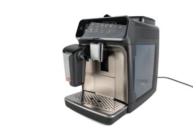 Süt köpüklü ve dokunmatik ekran ekranlı gösterişli bir kahve makinesinin dörtte üçü. Parlak siyah kaplama birinci sınıf kaliteyi yansıtıyor.