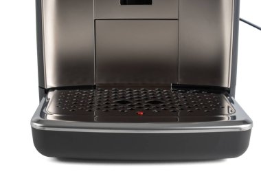 Modern bir kahve makinesinin damlatma tepsisine yakın çekim. Metal ızgara yüzeyi ve minimalist tasarım onun kolay-temiz işlevselliğini vurgular.