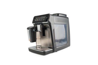 Süt sistemli espresso makinesi beyaza izole edilmiş. Pürüzsüz paslanmaz çelik dizaynlı kaliteli otomatik kahve makinesi..