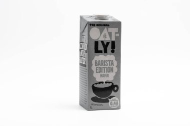 Almanya 6 Kasım 2025. Oatly Barista versiyonu. 1L kartonda yulaf ezmeli yulaf likörü. Kahve ve köpürme için tasarlanmış bitkisel süt alternatifi.