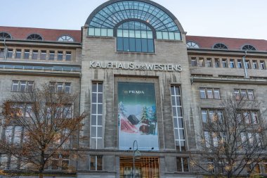 Almanya 21 Kasım 2025. Kaufhaus des Westens 'ın önü geniş Prada tatil afişi ve uzun pencereli. İkonik Berlin mağazası açık bir kış gökyüzünün altında duruyor.